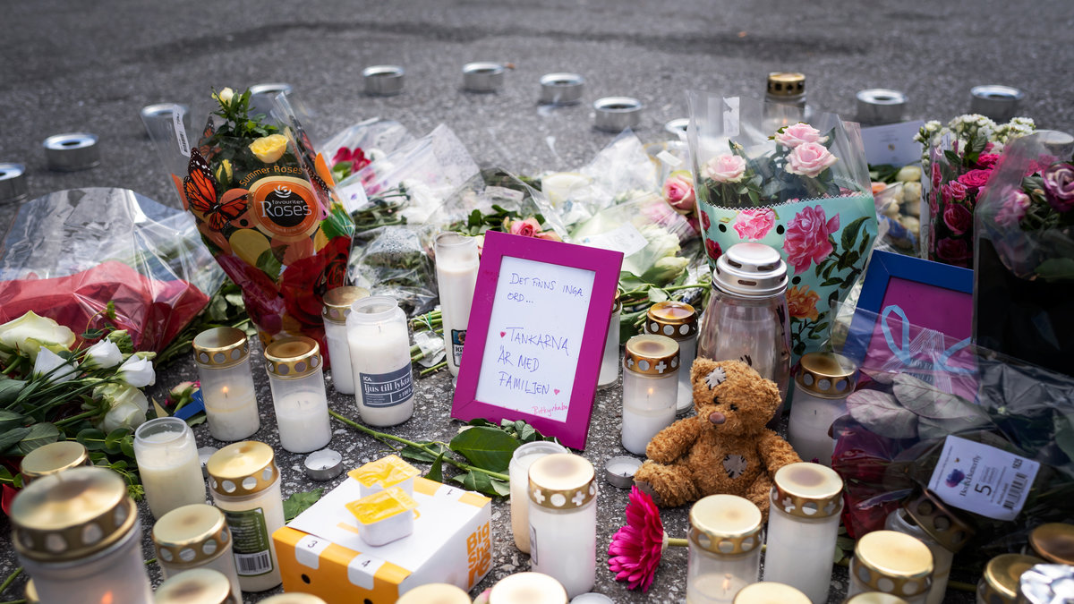 Blommor och ljus på platsen där en tolvårig flicka sköts ihjäl.